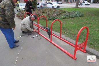 Біля найбільшого вишу Волині благодійники встановили ще одну велопарковку