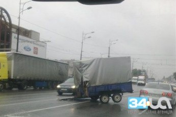 У Дніпропетровську причіп, що на ходу відірвався від «Газелі», врізався у маршрутку з людьми