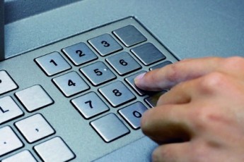 Телефонні шахраї: у Тернополі чоловік представився родичем та видурив у пенсіонерки 9 тисяч