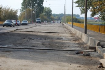 Горе-міст між Луцьком і Рованцями відремонтували лише наполовину