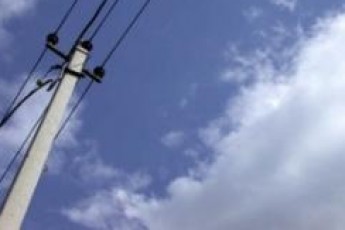 На вулиці Луцька встановили нові електроопори, проте її мешканці ходять додому наосліп