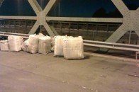На Волині порушники викинули на мосту контрабандний одяг вартістю 130 тисяч гривень