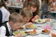 Луцькі школярі будуть розплачуватися за обід електронними картками?