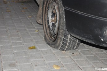 У центрі Луцька невідомі попсували сім автівок