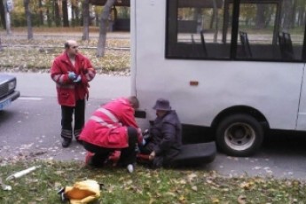 Їдучи в Київ, жінка випала з маршрутки