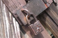 На Сумщині жінка півроку тримала свого психічнохворого сина у клітці
