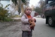 На заправці під Києвом невідомі залишили напризволяще 2-річну дитину