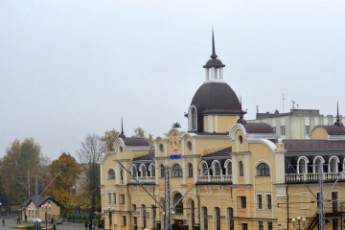 У Луцьку п'яний горе-залицяльник чіплявся до жінок біля залізничного вокзалу