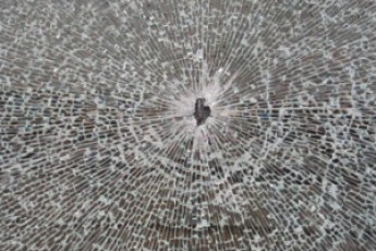 На Волині за кривавими слідами упіймали хулігана, який розбив вітрину магазину та втік