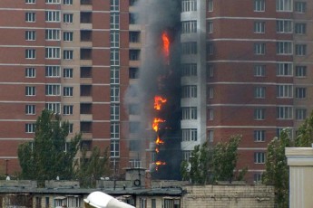 У Донецьку палає багатоповерхова «елітка»