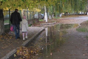 Лучани скаржаться меру на бездоріжжя і темряву, якими змушені ходити їхні діти у школу та дитсадок