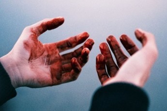 На Хмельниччині чоловіка, який прийшов додому з закривавленими руками, дружина здала міліції