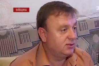 Покинуту на заправці дівчинку хоче вдочерити її рятівник