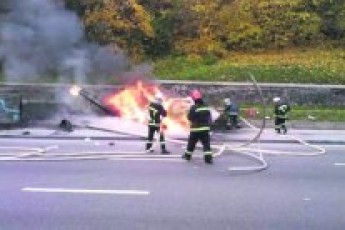 У Києві загорілася автівка: один чоловік у лікарні