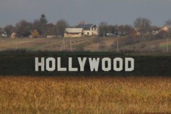 Під Луцьком з'явився знак «Hollywood»