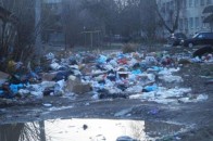 На вулиці Луцька - стихійне сміттєзвалище, бо поблизу немає жодного контейнера для сміття