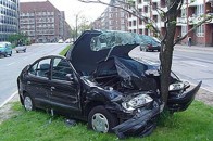 В Одесі колишній міліціонер вкрав автівку на очах у власників і відразу ж врізався на ній у дерево
