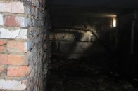 Лучанам заважає сморід із підвалу, наповненого відходами