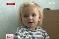 Через три місяці поневірянь серед п'яниць та безхатченків 2-річна Катруся повертається додому