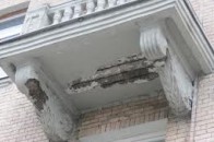 Лучани бояться ходити центром міста через аварійні балкони