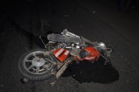 На Тернопільщині вантажівка знесла з дороги мотоцикл: транспорт розлетівся на шматки, а його пасажири загинули