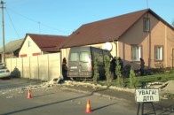 Аварія у Луцьку: бус врізався у будинок