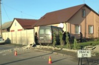 Водій, який у Луцьку на бусі врізався у приватний будинок, був п'яний