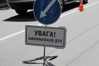 У Тернополі водій іномарки збив чоловіка, відкинувши його у вікно будинку