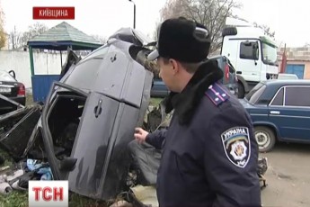 Молодь на авто на шаленій швидкості врізалися у стовп: одна дівчина померла, троє - у лікарні
