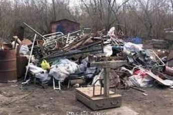 Бізнес по-волинськи: пенсіонерка підпільно приймала металобрухт та платила за нього самогоном