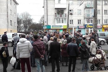 Вкладники «Західінкомбанку» заявили про інцидент, та в луцькій міліції запевняють, що пікет минув спокійно