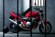 На Волині затримали контрабандиста на мотоциклі, який намагався перевезти горілку та одяг