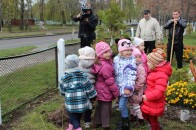 Романюк вчив маленьких лучан, як вправлятися лопатою