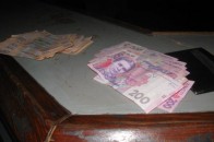У Рівному п'яний заснув на вулиці з сумкою, набитою грошима