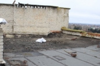 Мешканцям будинку у Луцьку вже 30 років поспіль капає на голову з дірявого даху