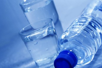 У волинських супермаркетах продавали підозрілу питну воду