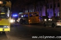 У центрі Луцька в маршрутки відлетіло колесо на зустрічну смугу