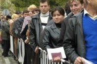 Біля Луцького райуправління юстиції люди стоять в довжелезних чергах