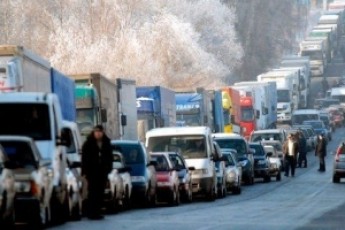 На російсько-українському кордоні застрягло майже 150 машин