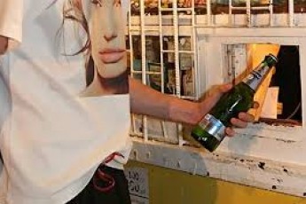 У луцькому кіоску незаконно продавали алкоголь