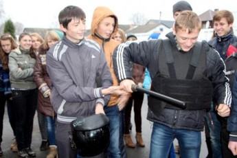 Два десятки школярів «захопили» райвідділ волинської міліції