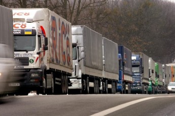 На українсько-білоруському кордоні вже п'яту добу стоять більше 100 вантажівок, - ЗМІ