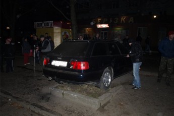 ДТП у Тернополі: п'яний водій іномарки врізався в зупинку та збив трьох людей