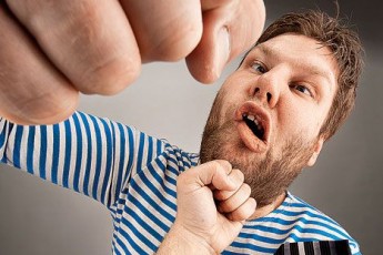На Волині неповносправний відгамселив сусідку цеглиною та милицею, ще й погрожував розправою
