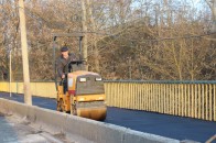 У Луцьку завершують ремонт моста через річку Стир