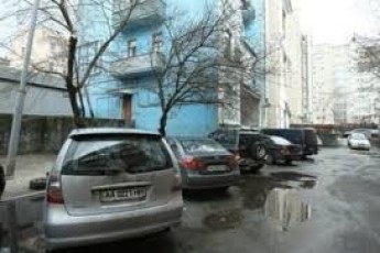 У Луцьку хочуть обмежити паркування у дворах будинків