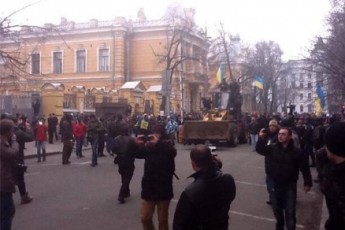 Штурм Адміністрації Президента у Києві: лунають вибухи та постріли ВІДЕО