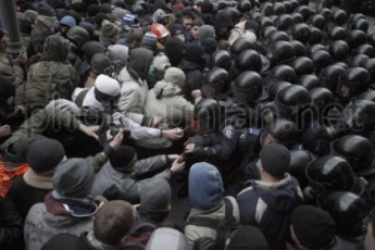У Києві на Банковій між «Беркутом» і «тітушками» люди утворили живий ланцюг