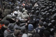 У Києві на Банковій між «Беркутом» і «тітушками» люди утворили живий ланцюг