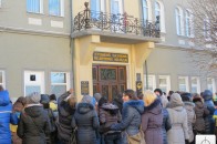 Луцькі мітингувальники пішли на мирний штурм навчальних закладів
